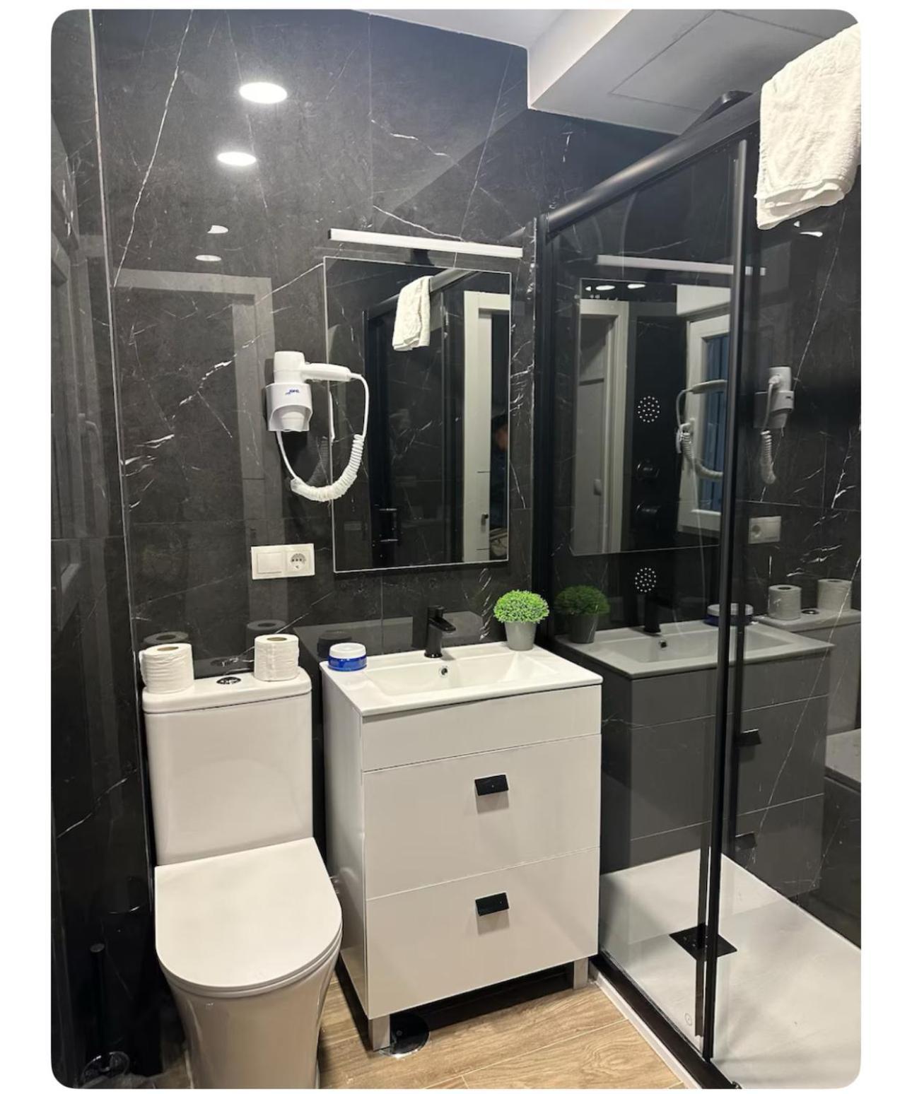 מדריד Hostal “ Infantas” מראה חיצוני תמונה